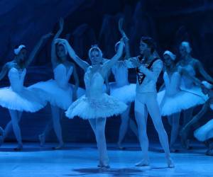 Odette encuentra en el amor de Sigfrido la manera de vencer una maldición en “El lago de los cisnes”.