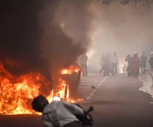Durante las nueve noches de disturbios, se quemaron miles de autos, se incendiaron edificios públicos y se saquearon tiendas.