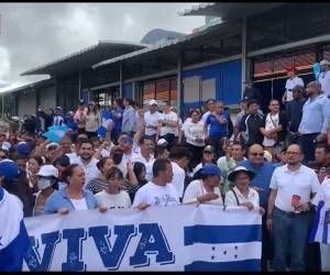 Los simpatizantes de la oposición vivieron minutos de zozobra al sufrir los efectos del lanzamiento de gas lacrimógeno que fue lanzado desde el interior de la UNAH.
