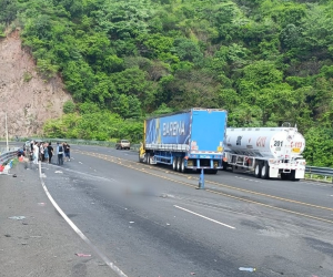 En el lugar del incidente ya se encuentran personas ayudando a rescatar a las víctimas heridas.
