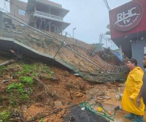 Las fuertes lluvias han provocado deslizamientos de tierra en Roatán, Islas de la Bahía, donde además segaron tres vidas.
