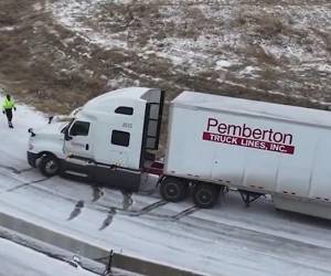 Vehículos derrapan en nieve que cubre la Interestatal 55 en Memphis