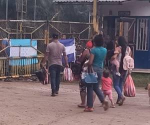 Mujeres con sus hijos en brazos ingresaban a la finca para ejecutar la invasión.