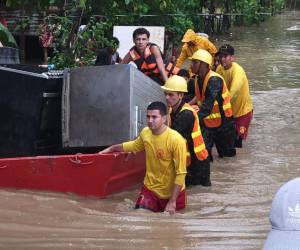 En las colonias San Isidro y Alameda en El Progreso, Yoro, se realizaron evacuaciones en zonas donde el agua la cubría parte de las viviendas.