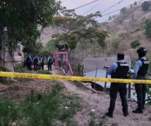 La violencia volvió a golpear la capital hondureña luego de que sicarios asesinaran a dos hermanos en una calle solitaria de la colonia Villa Nueva, en Tegucigalpa.