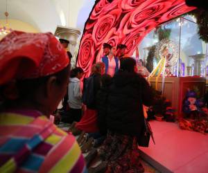 La Virgen de Suyapa fue colocada en el segundo nivel de la Basílica, al que llegaron miles de personas para dar gracias y rendir honores.