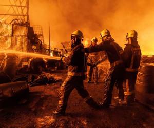 Tres personas murieron y 280 resultaron heridas en un enorme incendio causado durante la noche por una explosión de gas en Nairobi, la capital de Kenia, anunciaron el viernes las autoridades de ese país de África Oriental.