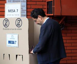 Cepeda votó este domingo en la capital colombiana y aseguró que su campaña ha sido limpia, transparente y honesta.