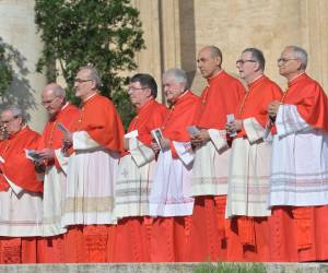 Los futuros cardenales se presentan durante un consistorio para crear 21 nuevos cardenales en la plaza de San Pedro en el Vaticano el 30 de septiembre de 2023.