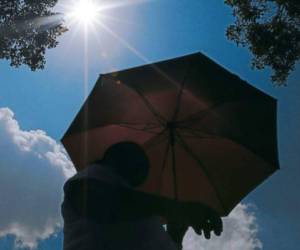 Los hondureños seguirán con los embates del calor, de acuerdo a los últimos pronósticos de Cenaos.