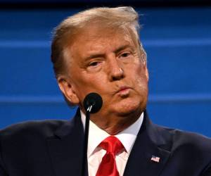 El presidente Donald Trump observa durante el debate presidencial final en la Universidad de Belmont en Nashville, Tennessee, el 22 de octubre de 2020.