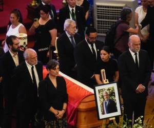 Políticos de Chile y seguidores despiden al expresidente Sebastián Piñera en un funeral de Estado