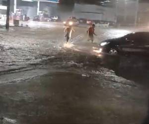 Este fin de semana, la capital reportó incidencias por calles anegadas donde varios vehículos fueron arrastrados por las corrientes. La basura que los ciudadanos tiran a la calle es parte de la problemática.