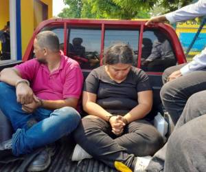 Momento en que la pareja era trasladada ante las autoridades tras su captura.