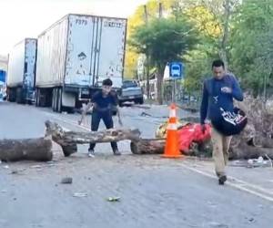 Vendedores volvieron a obstaculizar la carretera salida a Guasaule, impidiéndole el tránsito a decenas de vehículos de carga pesada.