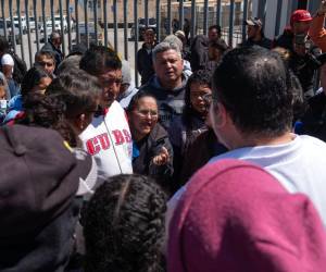 Migrantes se reúnen frente al centro de detención de inmigrantes donde 38 personas murieron durante un incendio