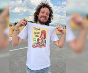 Imagen de archivo de Luisito usando una camiseta que también le regalaron en Honduras.