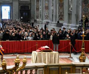 Con la apertura este lunes de la capilla ardiente de <b>Benedicto</b> XVI, fallecido el sábado 31 de diciembre de 2022 a los 95 años, cientos de fieles podrán velar por tres días el cuerpo del papa emérito en la basílica de San Pedro, cuyas vestiduras indican que no reinaba, de esta forma la iglesia Católica anunció así que el pontífice reinante no ha muerto.