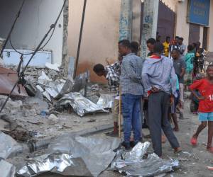 Los residentes hacen una pausa para evaluar los daños en el sitio de un ataque en el Hotel Pearl Beach en Mogadiscio el 10 de junio de 2023.