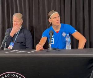 Age Hareide, entrenador de Islandia, y el jugador Andri Guðjohnsen, reaccionan tras el Honduras Islandia.