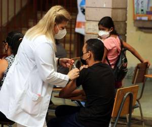 Las autoridades sanitarias piden a la población que complete el esquema de vacunación contra el covid-19.