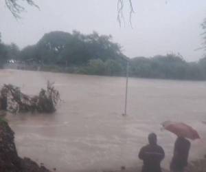 Una de las zonas más afectadas por las lluvias es la comunidad de Costa de los Amates, donde han quedado incomunicados por la crecida del río Goascarán.