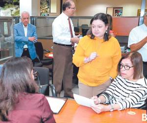 La presidenta del BCH, Rebeca Santos, y otros funcionarios visitaron ayer bancos que operan en San Pedro Sula.