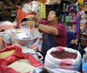 El precio al consumidor del frijol rojo es de 85 lempiras la medida en la feria del Agricultor y el Artesano que opera los viernes y sábado frente al Estadio Nacional.