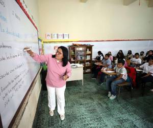 El reajuste salarial anunciado por la Secretaría de Educación oscilaría de al menos 1,300 lempiras, pero los maestros han venido denunciando que sigue esperando el pago.
