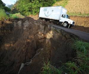 Los temblores y las constantes lluvias han provocado severos daños en la red vial de Comayagua, una de las zonas donde más se produce café en el país.