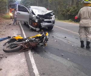 Pareja muere tras fuerte colisión entre motocicleta y vehículo en carretera a Santa Lucía