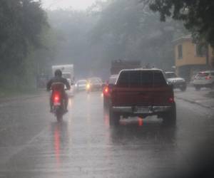 Varias personas quedaron atrapadas en sus vehículos en medio del tráfico porque las calles en las circulaban se inundaron tras varios minutos de lluvia.
