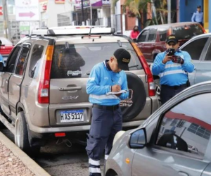 Los agentes municipales están buscando opciones para no detener las acciones contra los conductores mal estacionados.