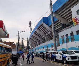 En las afueras del Estadio Nacional ya se comienza a montar el operativo policial.