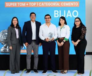 Representantes de Cementos Bijao reciben el reconocimiento Top of Mind 2026, destacando el liderazgo de la marca en Honduras.