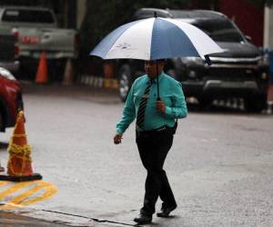 En las últimas horas se han reportado intensas lluvias en la capital que han provocado varias inundaciones en diferentes sectores.
