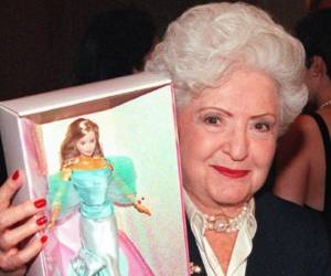 El cáncer, sus hijos y una defraudación al fisco marcaron la vida de Ruth Handler. la mujer que innovó la industria de los juguetes tras sacar al mundo la primera muñeca Barbie.