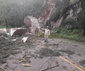Sin paso en El Hatillo tras derrumbe de rocas sobre la carretera