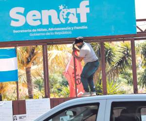 Desde el martes, los empleados y exempleados de la Senaf mantienen tomada las instalaciones de la entidad.