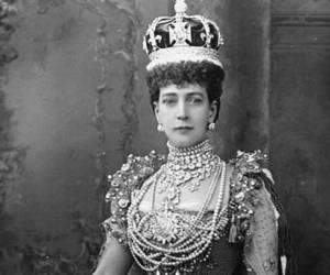 Alejandra de Dinamarca se casó con Eduardo VII en 1863 y fueron coronados juntos en 1902. Le encantaba la moda y era una fotógrafa consumada. Tuvo seis hijos, incluido el futuro Jorge V.