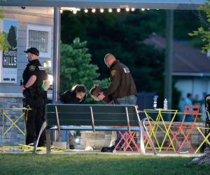 Los técnicos de pruebas del sheriff del condado de Oakland documentan la escena donde tuvo lugar un tiroteo en Brooklands Plaza Splash Pad en Rochester Hills.