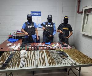 Los agentes de la Policía Nacional decomisaron varios objetos, entre ellos armas, municiones y drogas.