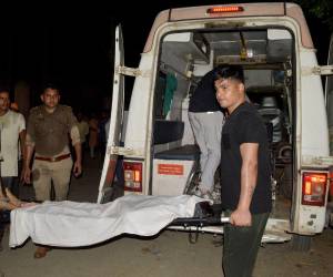 Los equipos de rescate buscan los cuerpos de las personas que fallecieron en la estampida.