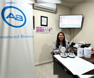 La Doctora Marcela Mamián, Audiólogo de soporte clínico para Advanced Bionics, Latinoamérica, destacando la última tecnología en procesadores de sonido diseñados para población pediátrica, ofreciendo soluciones innovadoras en implantes cocleares.