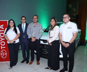 El ganador de la promoción de Banco LAFISE posó junto a su nuevo vehículo, acompañado de los ejecutivos.