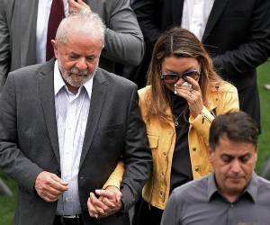 El presidente de Brasil, Luiz Inácio Lula da Silva (izquierda), acompañado por su esposa Rosangela “Janja” da Silva, asiste al velorio de la difunta leyenda del fútbol brasileño Pelé en el estadio Urbano Caldeira en Santos, estado de Sao Paulo, Brasil, el 3 de enero de 2023.