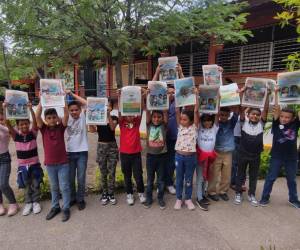 Héroes ambientales del Centro de Educación Básica Centro América Este, reciben material didáctico.