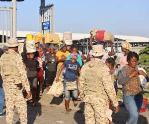 Los haitianos cruzan la frontera entre Quanamienthe en Haití y Dajabón en República Dominicana para trabajar en el mercado binacional en Dajabón, República Dominicana, el 8 de marzo de 2024.