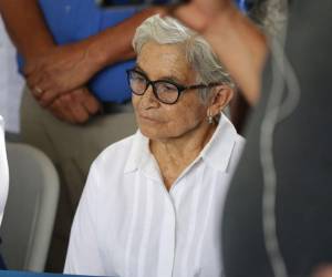 Un semblante de tristeza se reflejaba en doña Elvira Alvarado, madre de Juan Orlando Hernández.