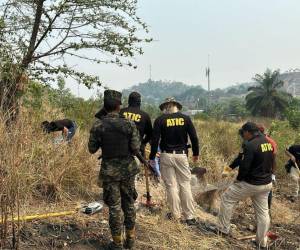 Miembros de la ATIC y la Policía Militar continúan con las labores de hallazgos de cuerpos en la zona.
